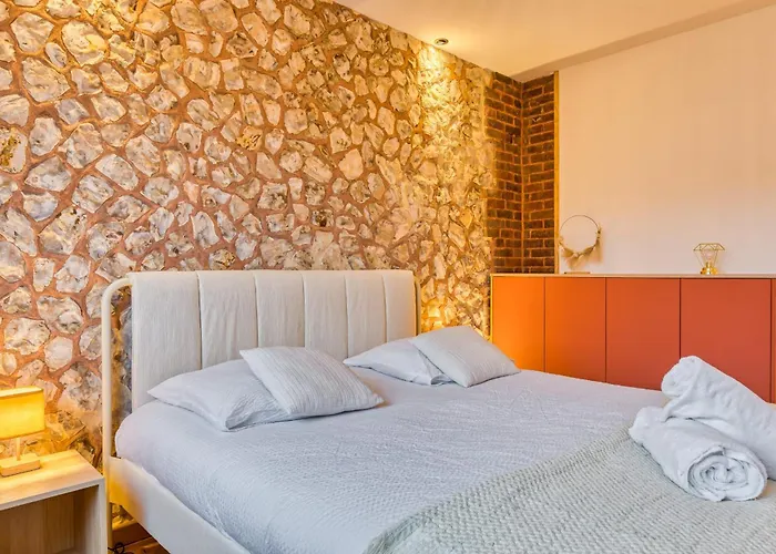 Appartement Rose écrin De Charme Avec Parking Terrasse Privée Et Jardin Partagé